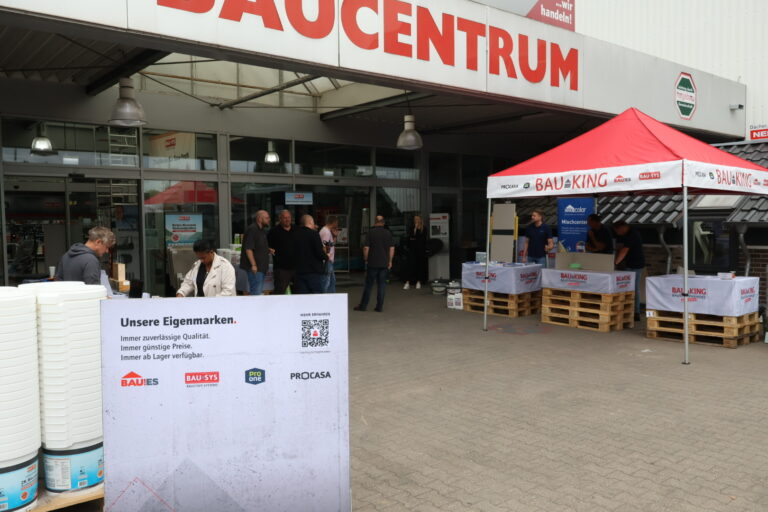Eingangsbereich mit Ständen der Industriepartner